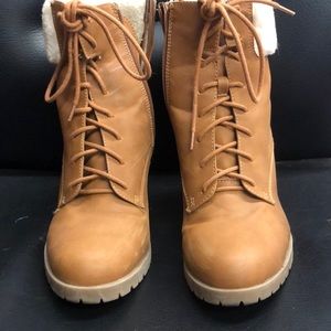 Size 10 women’s boots. With a 4” heel. Cute and comfy!